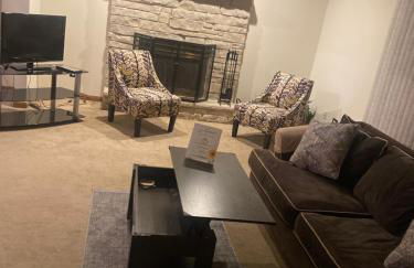 3BR-2BA Deluxe Apartment with Fireplace and Balcony - Foto 6