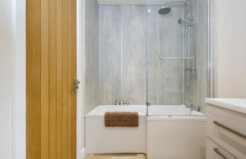 " Orchard Croft Lodge ", New Property, DOG FRIENDLY, Ideal for all Goodwood Events, 5 Minutes from Southend Barns, 9 Minutes From Sandy West Wittering Beach, 2 Bathrooms, Can Sleep 8 On Request, ' Starlink ' Wi-Fi & Sky Sports, Zip & Link Super-King beds - Foto 32