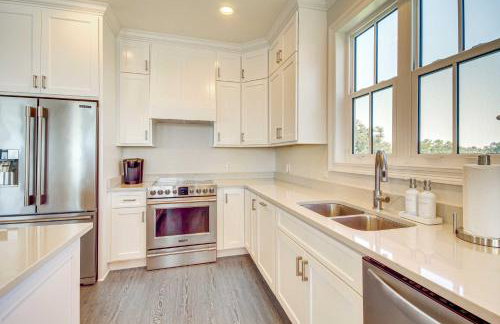 Walk to Beach Oceanfront Home with Outdoor Kitchen - Foto 10