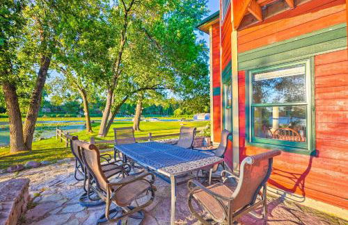 Waterfront Mound Retreat with Dock and Lake Access! - Foto 25