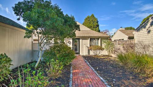 2 Mi to Beach Retreat with Pool and Grill in Mashpee! - Foto 3