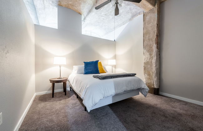 Luxury Historic Loft with Gym - Photo 2