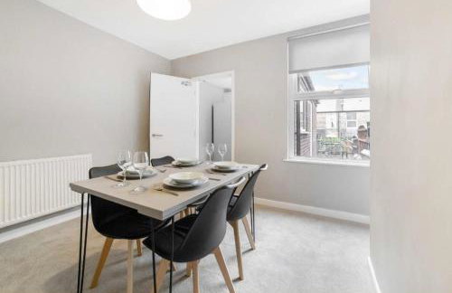 Comfy 2 Bed House - Free Parking - Near City Centre - Foto 8