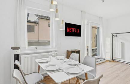 BAT Home Solutions Saarburg Altstadt - alles was ein Hotel nicht bietet - 3 Apartments 45 bis 75 qm für bis zu 12 Personen - direkt unter der Burg - 2 Min zur Altstadt - Weinbergblick, Heimkino und E-Ladesäulen - Foto 26