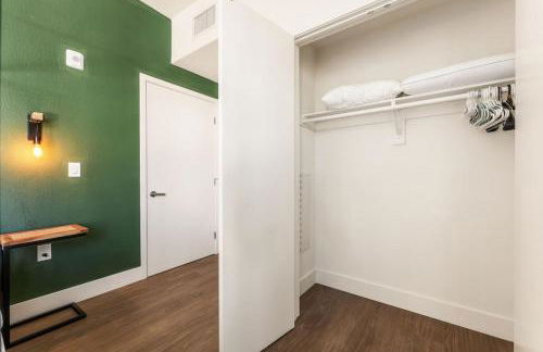 Stylish 2BD Haven with Scenic DTLA Views and Parking - Foto 33