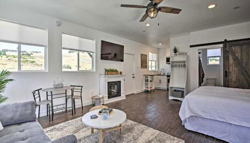 Cottage by the Lakes with Patio by Lake Nacimiento - Photo 2