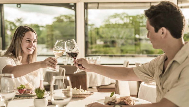 Un brindisi sulla nave da crociera La Perla