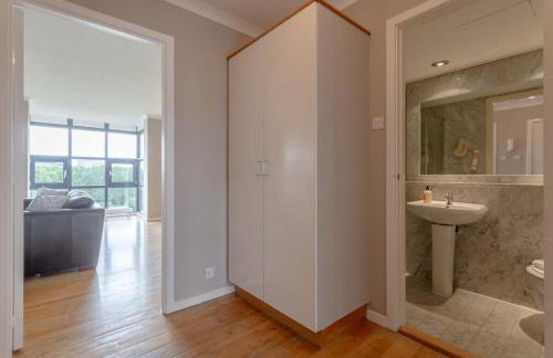 Bright, Modern One-bed With Stunning View of Thames - Foto 36