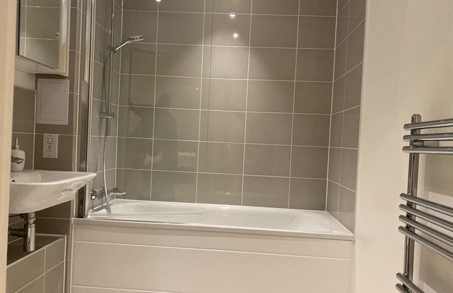 Cosy Stunning two Bed Apartment With Balcony - Foto 11