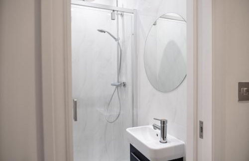 Group Friendly 2 Bed 2 Bath FREE PARKING for 2 Large Vans or up to 4 Cars Zone 2 Sleeps 10 Close to Central London and Zone 2 tube station - Photo 46