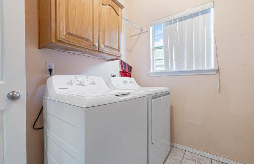 Spacious 6 bed Bentonville House, Sleeps 12, Smart TVs, Wi-Fi - Foto 10