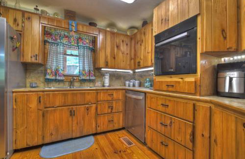 Bear Naked Hideaway - Relax in the hot tub with sounds from the nearby creek - Foto 11