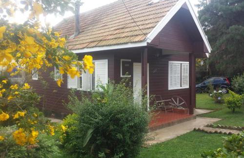 Chale de Madeira - Lareira e Fogueira---lindo gramado com mesa para café da manhã, churrasqueira e fogueira - Foto 2