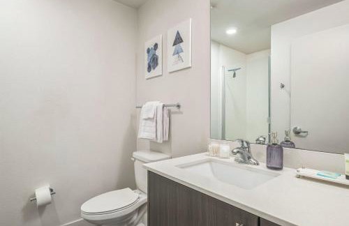 Chic and Modern Getaway with Gym 5 Min to Downtown - Foto 23