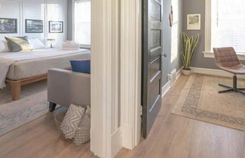 2BR with Workspaces & Deck ABODEbucks - Foto 7