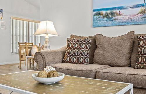 Sunny Getaway with Private Pool, Spa & Fenced Yard - Foto 29