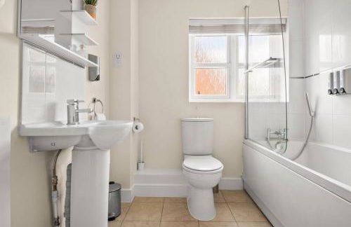 Radiant Retreat Ideal for LegoLand, Windsor, & LHR - Foto 17