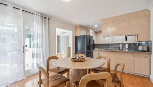 Spacious Mountain View Duplex in Prime Location Duplex - Photo 4