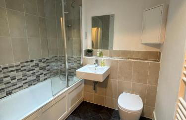 Luxury Canal-side Apartment, Hemel Hempstead, Free parking, Perfect for Contractors - Foto 14