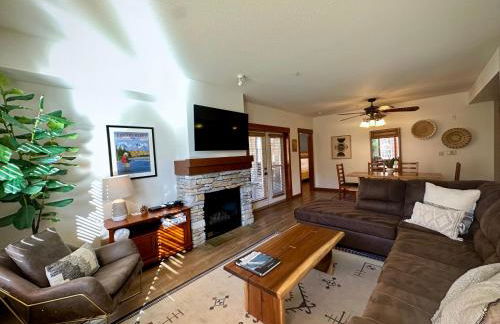 Quiet, Updated, Corner Condo in the Village! Parking, Pool & Spa - Foto 2