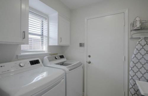 Vibrant Spacious Home w Private Pool and Jacuzzi - Foto 37