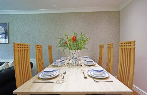 Spacious Dewsbury Home, 8 beds, sleeps 10, Free Parking and Wifi, 3 TVs, Close to motorways - Foto 12