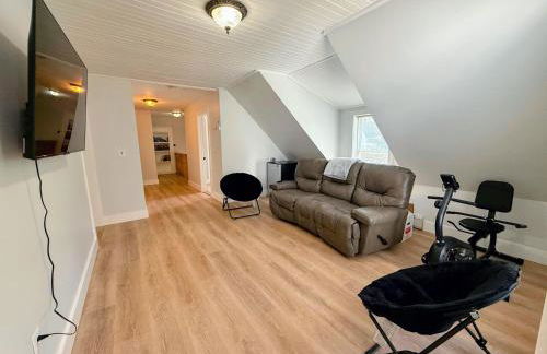 91M Renovated Bethlehem home with hot tub, firepit, large yard, walk to restaurants - Photo 16