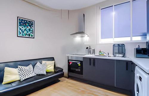 1 Bedroom Apartment in Wigan Town Centre With Free Parking, by Short Term Digs Short Lets & Serviced Accommodation - Foto 3