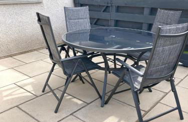 Bright 2-bedroom apartment with parking in Montrose - Photo 32