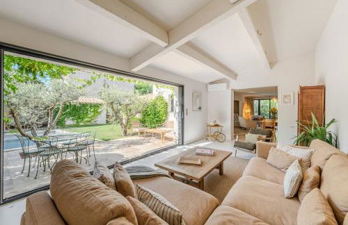 Gorgeous village home with heated pool, ideally located - Foto 13