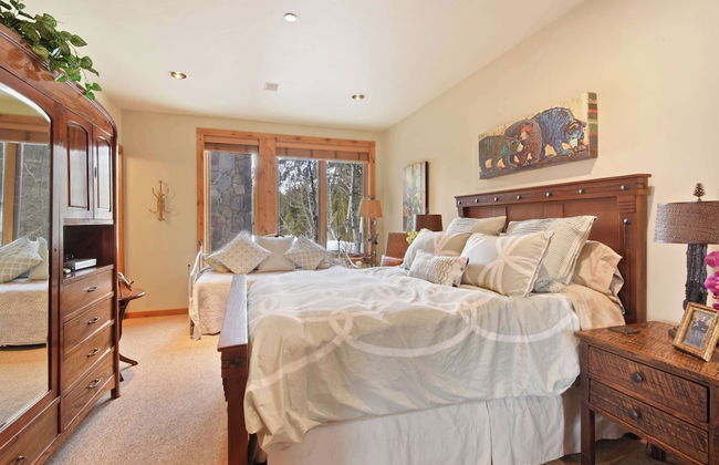 Wulf's Lodge at Olympic Valley Unwind in Hot Tub! - Photo 4