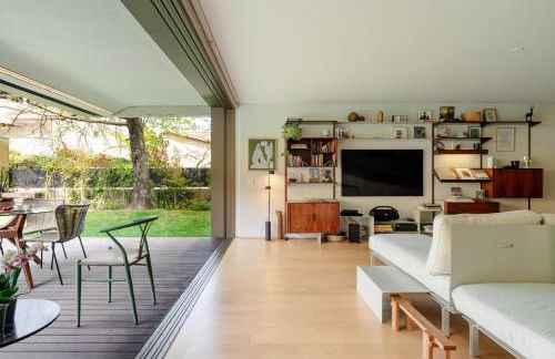 Grand Villa w/ Pool, Garden & Garage by HostWise - Foto 27