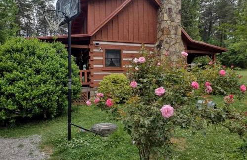 Tranquil Cabin with Hot Tub & Creek Views Near Bass Pro, Kodak Tennessee - Foto 34