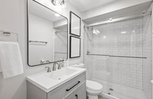 Stylish and Accessible Six Bedroom Home in Wexford/Pittsburg With Kids Amenities - Foto 24