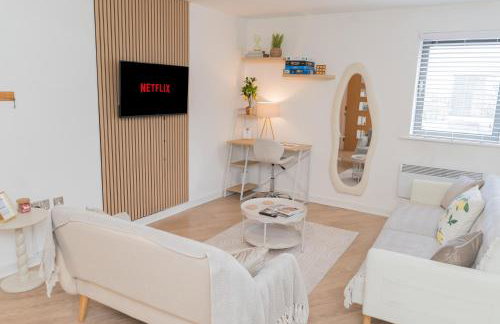 Stylish 2-Bed Apartment, City Centre Gem, 1 min walk to Train Station, Free parking - Foto 1