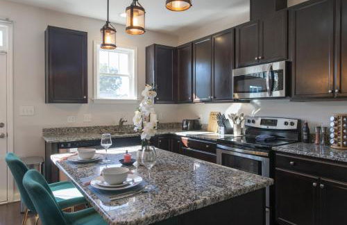 Fam-Biz Friendly 3BD with Fire pit & BBQ - Downtown - Foto 52