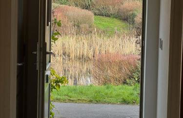 Three-bedroom modern family home by the pond with free parking - Photo 46