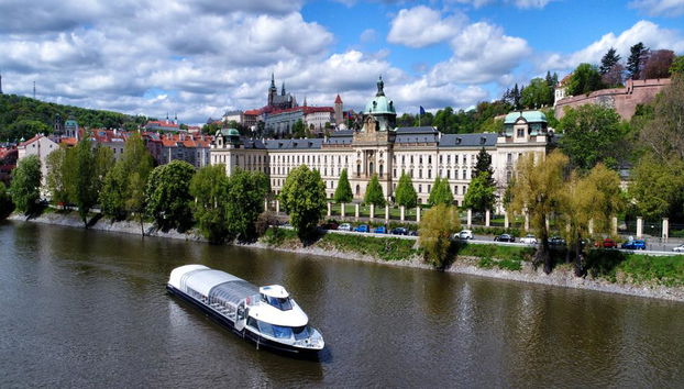 Paseo en barco por el río Moldava - Foto 4