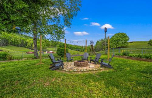 Hidden Star Hideaway-Blackberry Farm-Smoky Mtn Nat Park-Hot Tub- Fire Pit- Fenced Yard- Pet Friendly - Foto 17