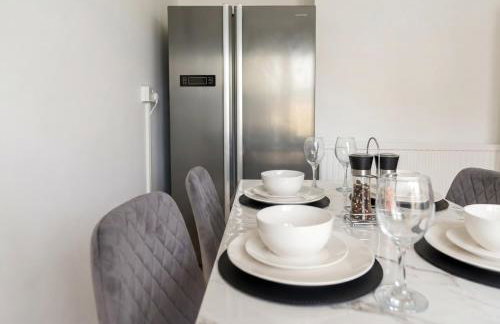 Stylish 3-Bed Home - 5 min walk to ExCeL - Free Parking - Near O2 & Canary Wharf - Photo 28