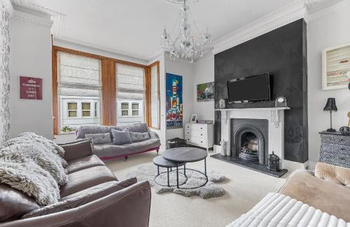 Sleeps 7 Large 4 Bed Town House for Contractors & Families & Friends in Great Central Location - Foto 3