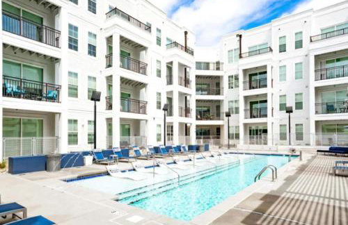 Elegant 2BR w Resort Pool and Lounge Areas 3 - Photo 32