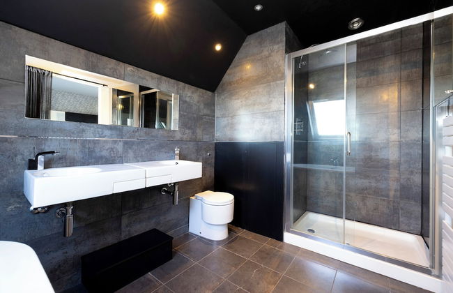 Delightful 3-bed Flat with Parking - Foto 41