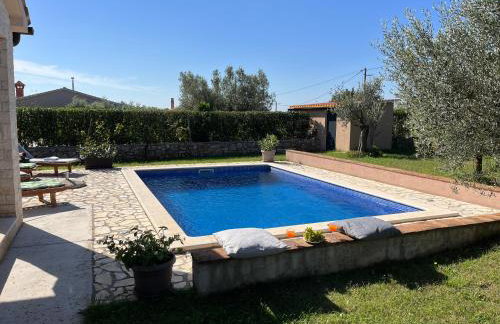 Villa Mirela with a comfortable garden and pool - Foto 12