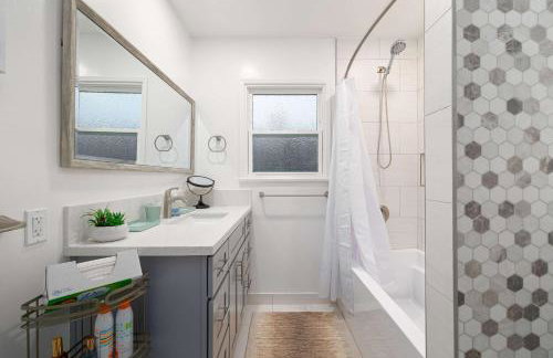 10 Min to the Beach Colorful Home Huge Yard - Foto 33