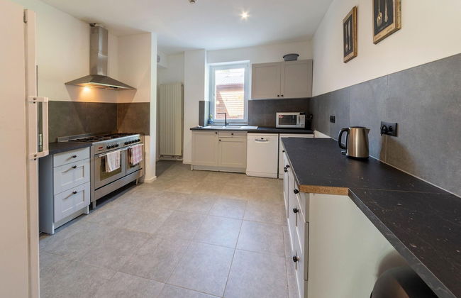 Mansion With Pool & Bar - Photo 9