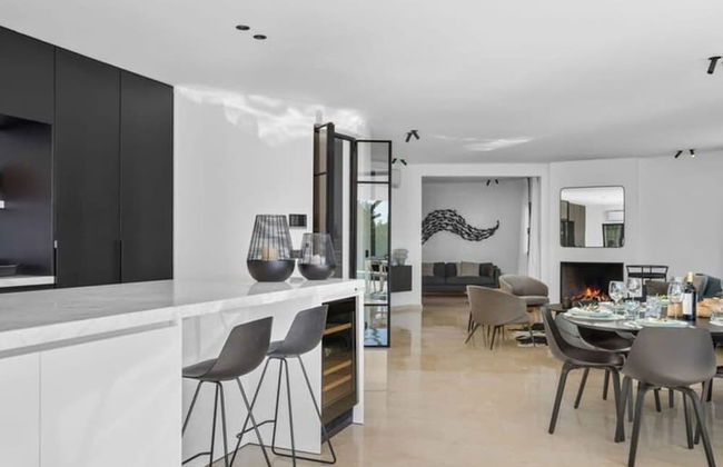 Relax in Luxury at This Stunning Seaside Villa - Photo 16