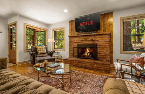Riverside Luxury Cabin with Hot Tub, Fire Pit, Patio, by Forest & Peak Retreats - Foto 16