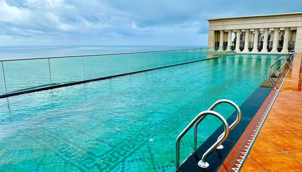 Piscina no piso superior