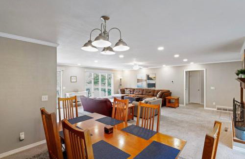 5 BR lakefront home with swim dock bunk room High Speed WiFi - Foto 9